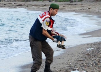 Συγκλονίζει ο αστυνομικός που βρήκε το άψυχο σώμα του μικρού Αϊλάν