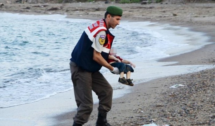 Συγκλονίζει ο αστυνομικός που βρήκε το άψυχο σώμα του μικρού Αϊλάν