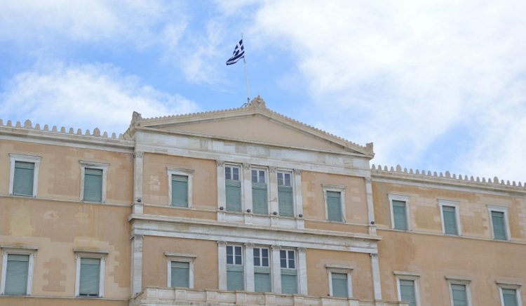 Χαμός σε κτίριο της Βουλής με τους 39 συμβασιούχους