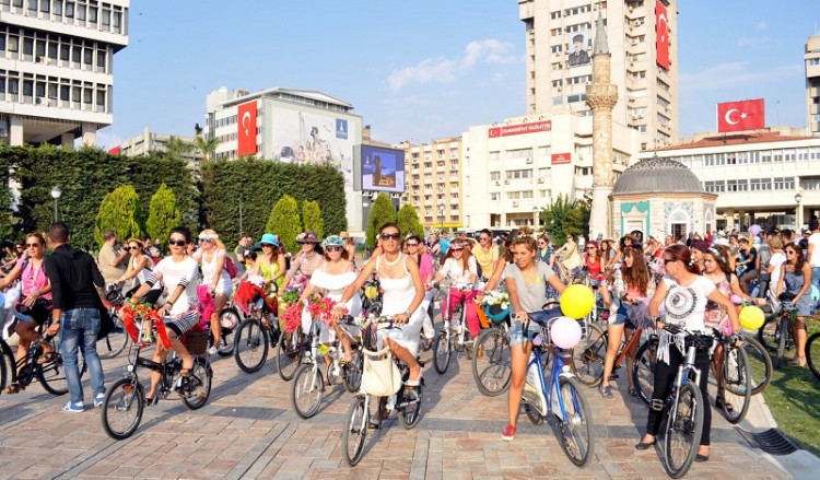 Σικάτες στη Σμύρνη με ποδήλατα