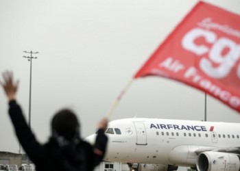 Βίαια επεισόδια με την ανακοίνωση μαζικών απολύσεων στην Air France (βίντεο)