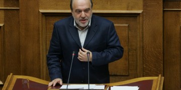 Αλεξιάδης προς Τράπεζες: Μειώστε τις προμήθειες στις κάρτες