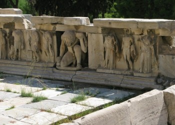Αυτόχειρας «βούτηξε» από το αρχαίο θέατρο του Διονύσου στην Ακρόπολη