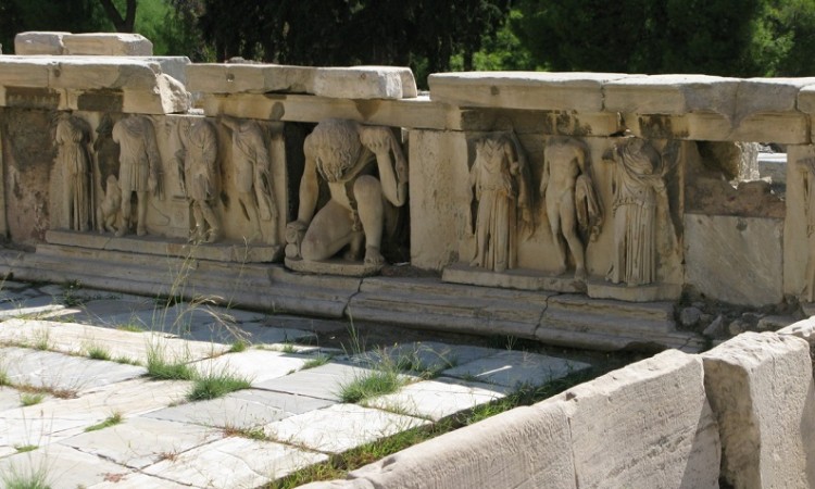 Αυτόχειρας «βούτηξε» από το αρχαίο θέατρο του Διονύσου στην Ακρόπολη