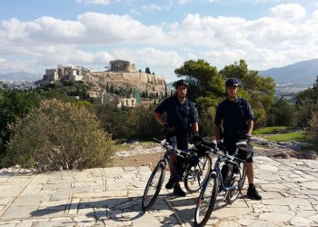 Περιπολίες αστυνομικών στην Αθήνα με ηλεκτροκίνητα ποδήλατα