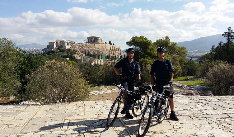Περιπολίες αστυνομικών στην Αθήνα με ηλεκτροκίνητα ποδήλατα