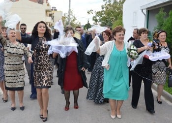 Στιγμιότυπο από το νυφόπαρμα (φωτ.: Βασίλης Τσενκελίδης)