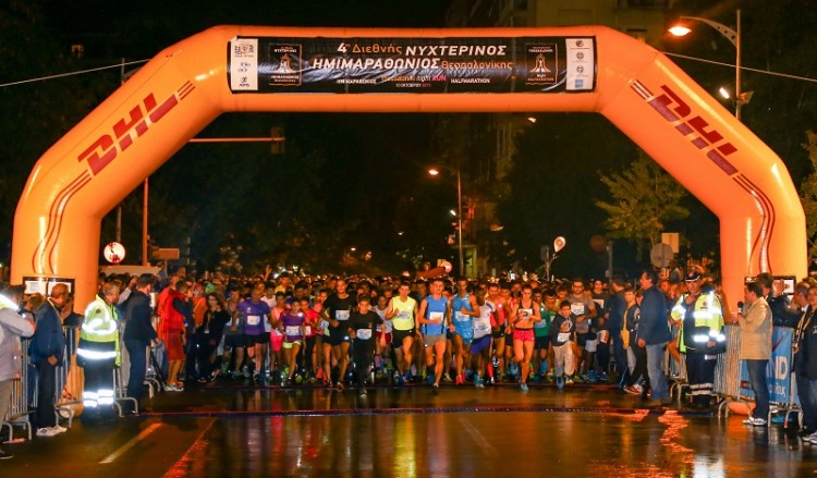 4ος Διεθνής Νυχτερινός Ημιμαραθώνιος: «Κατακλυσμός» στη Θεσσαλονίκη με 21.132 δρομείς