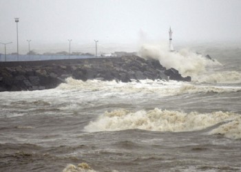 Τα κύματα έφτασαν τα 6 μέτρα στον Πόντο (βίντεο)