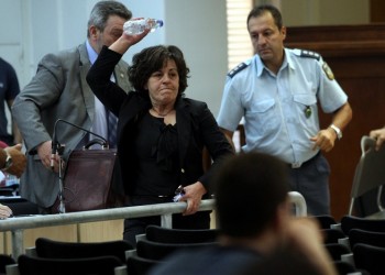 Μπουκάλι πέταξε η Μάγδα Φύσσα στον Ρουπακιά – «Για να με θυμάσαι», του είπε