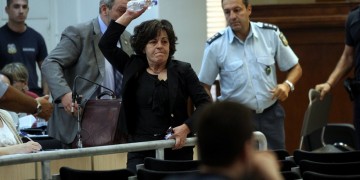 Μπουκάλι πέταξε η Μάγδα Φύσσα στον Ρουπακιά – «Για να με θυμάσαι», του είπε