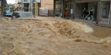 Ένας νεκρός στο Μενίδι από την κακοκαιρία