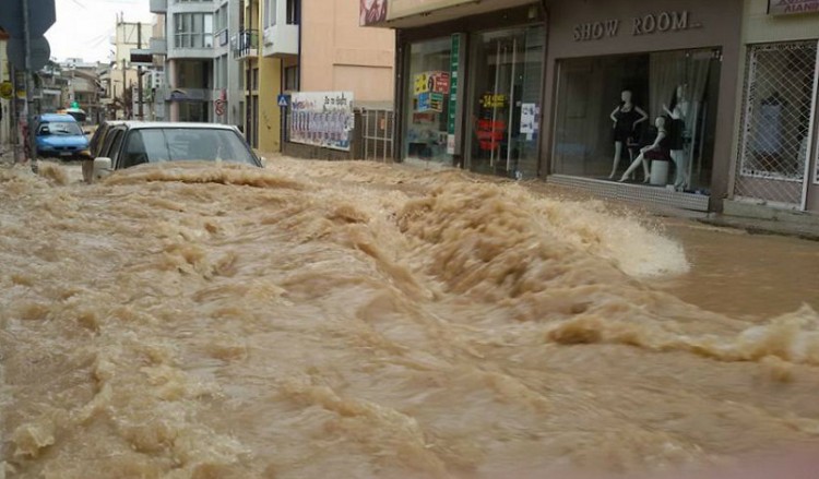 Ένας νεκρός στο Μενίδι από την κακοκαιρία