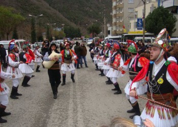 Οι Μωμόγεροι βγαίνουν στην Πετρούπολη και το Ίλιον - Cover Image