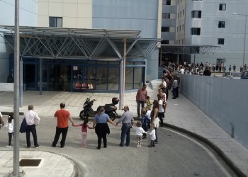 Ανθρώπινη αλυσίδα διαμαρτυρίας για ελλείψεις στο Νοσοκομείο Κέρκυρας
