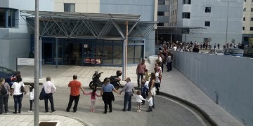 Ανθρώπινη αλυσίδα διαμαρτυρίας για ελλείψεις στο Νοσοκομείο Κέρκυρας