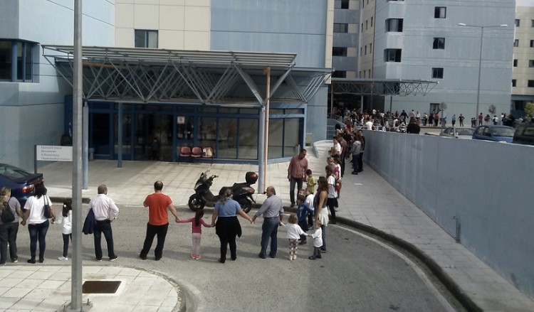 Ανθρώπινη αλυσίδα διαμαρτυρίας για ελλείψεις στο Νοσοκομείο Κέρκυρας