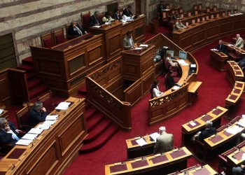 Στη Βουλή ο Τσίπρας για το προσφυγικό