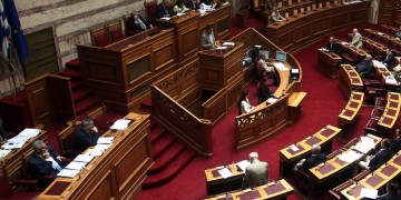 Στη Βουλή ο Τσίπρας για το προσφυγικό