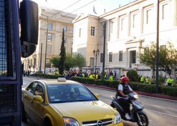 Συγκέντρωση μεταλλωρύχων της «Ελληνικός Χρυσός» έξω από το ΣτΕ