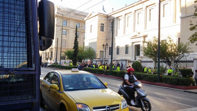 Συγκέντρωση μεταλλωρύχων της «Ελληνικός Χρυσός» έξω από το ΣτΕ