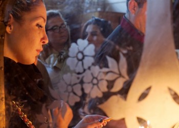 Κεράκι στη μνήμη των προγόνων άναψαν οι σύνεδροι της 2ης Παγκόσμιας Συνδιάσκεψης Ποντιακής Νεολαίας