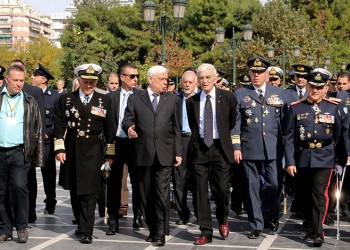 Τα γιορτινά της φόρεσε η Θεσσαλονίκη