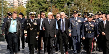 Τα γιορτινά της φόρεσε η Θεσσαλονίκη