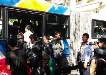 Στο Ολυμπιακό Γυμναστήριο Γαλατσίου από την πλατεία Βικτωρίας οι πρόσφυγες