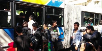 Στο Ολυμπιακό Γυμναστήριο Γαλατσίου από την πλατεία Βικτωρίας οι πρόσφυγες