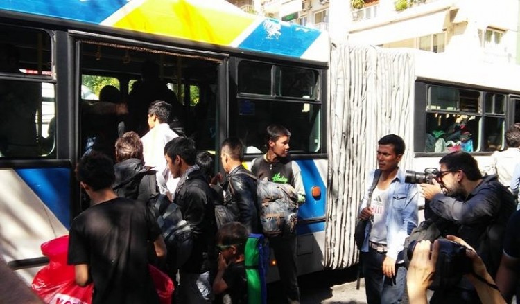 Στο Ολυμπιακό Γυμναστήριο Γαλατσίου από την πλατεία Βικτωρίας οι πρόσφυγες