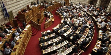 Μειώσεις 10% στους μισθούς των βουλευτών προανήγγειλε ο Βερναρδάκης