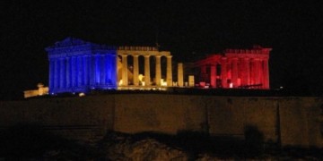 Μια γροθιά Έλληνες και Γάλλοι – Η γαλλική σημαία στην Ακρόπολη (φωτο)