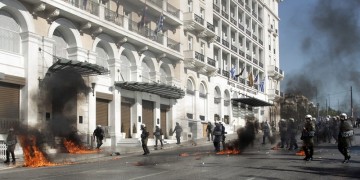 Απεργιακές κινητοποιήσεις με μολότοφ, τραυματίες, καταστροφές (φωτο)