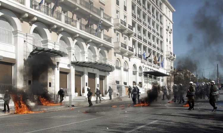 Απεργιακές κινητοποιήσεις με μολότοφ, τραυματίες, καταστροφές (φωτο)