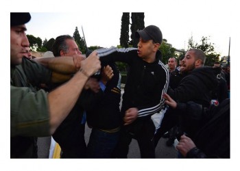 Στη Βουλή ο Κουμουτσάκος μετά την επίθεση που δέχτηκε – Οι Πόντιοι παρέμειναν στο Σύνταγμα και καταδίκασαν τη βία