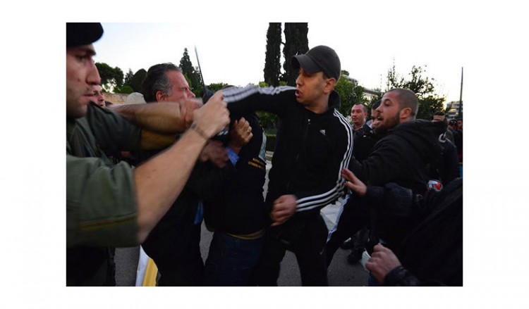 Στη Βουλή ο Κουμουτσάκος μετά την επίθεση που δέχτηκε – Οι Πόντιοι παρέμειναν στο Σύνταγμα και καταδίκασαν τη βία