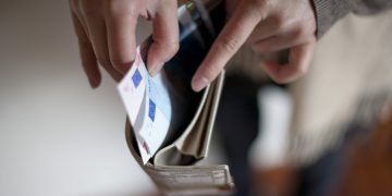 ΣΕΒ: Οι Έλληνες έχουν χάσει σχεδόν ένα... ΑΕΠ μέσα στην κρίση