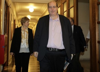 Αντί να ζητήσει συγγνώμη προκαλεί με νέες δηλώσεις ο Ν. Φίλης