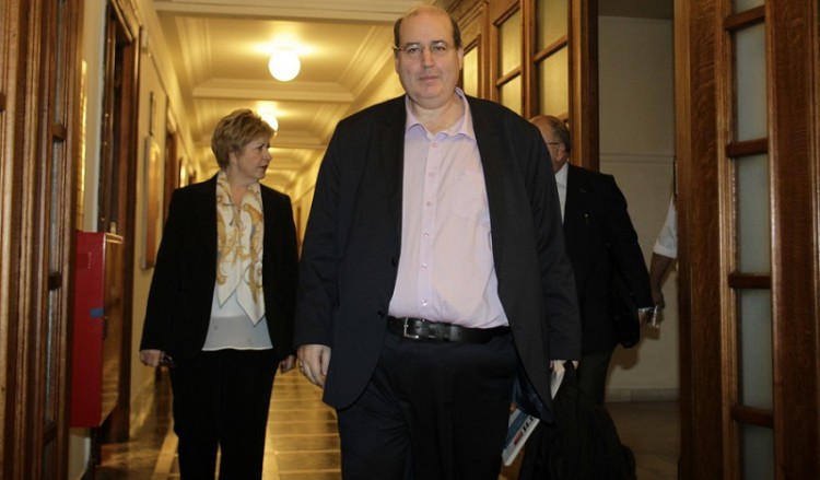 Αντί να ζητήσει συγγνώμη προκαλεί με νέες δηλώσεις ο Ν. Φίλης