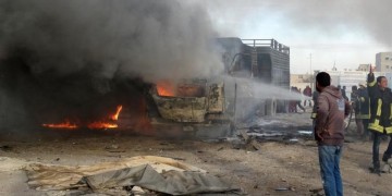 Αεροσκάφη βομβάρδισαν κομβόι φορτηγών στα σύνορα Τουρκίας-Συρίας (βίντεο, φωτο)