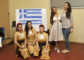 Греческая молодежь Санкт-Петербурга приняла участие в международной ярмарке (фото)