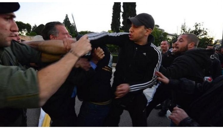 Σεσημασμένος «νεοναζί» χτύπησε τον Κουμουτσάκο