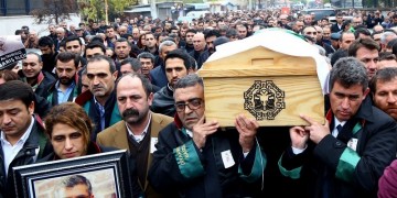 Βαρύ πένθος στην κηδεία του προέδρου του δικηγορικού συλλόγου του Ντιγιάρμπακιρ