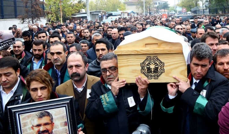 Βαρύ πένθος στην κηδεία του προέδρου του δικηγορικού συλλόγου του Ντιγιάρμπακιρ
