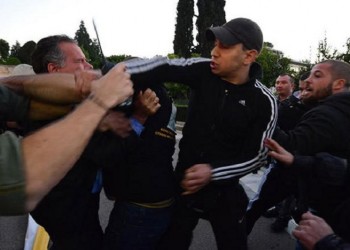 Παρουσιάστηκε ο άνδρας που έριξε τη γροθιά στον Κουμουτσάκο