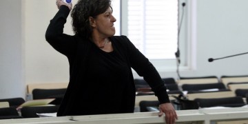 Ξέσπασμα της Μάγδας Φύσσα – Πέταξε μπουκάλι στον Ρουπακιά (φωτο)