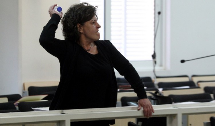 Ξέσπασμα της Μάγδας Φύσσα – Πέταξε μπουκάλι στον Ρουπακιά (φωτο)