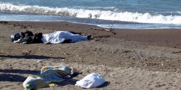 Τέσσερα βρέφη ανάμεσα στους νεκρούς ναυαγίου με πρόσφυγες στη Σάμο