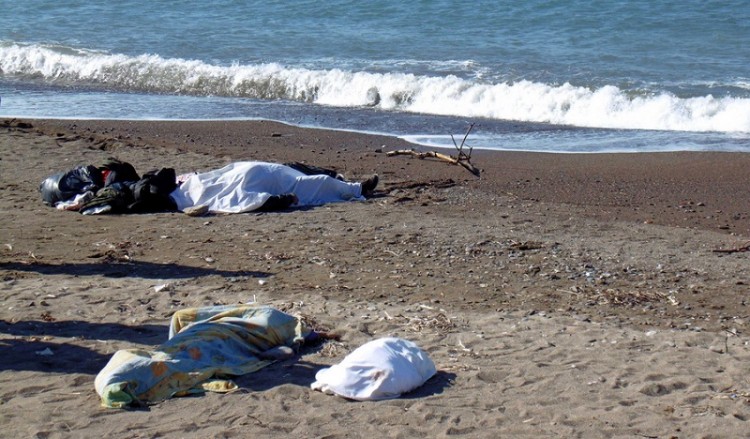 Τέσσερα βρέφη ανάμεσα στους νεκρούς ναυαγίου με πρόσφυγες στη Σάμο